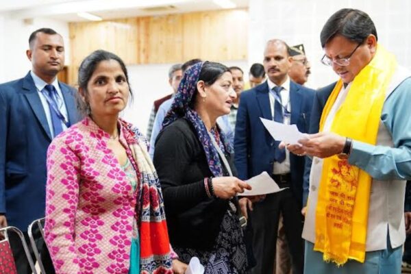 लोगों की समस्याओं का जल्द निदान करें अफसर:सीएम People met CM Pushkar Singh Dhami and expressed their problems