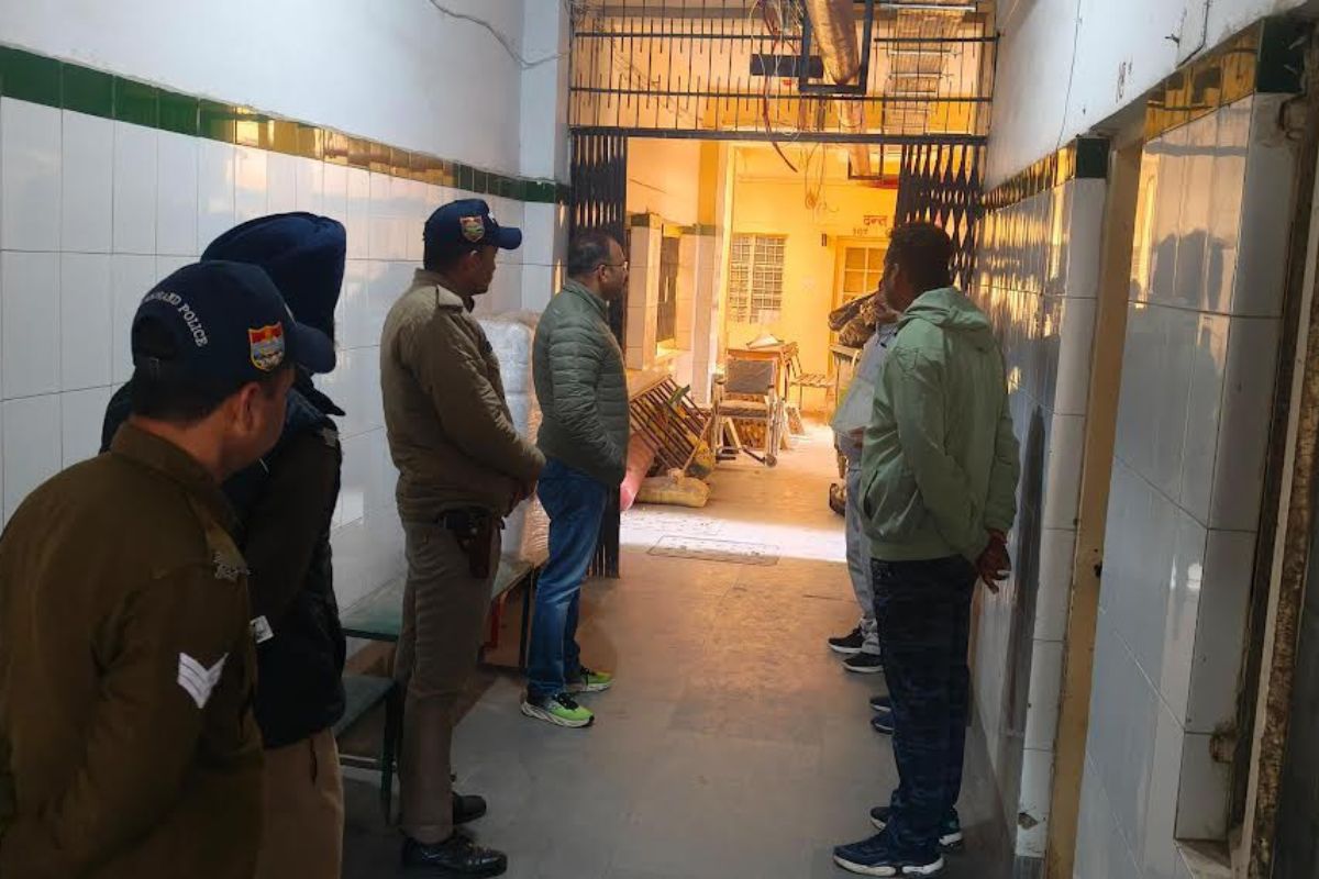 Police team reached the district hospital after the death of a constable due to bullet injury