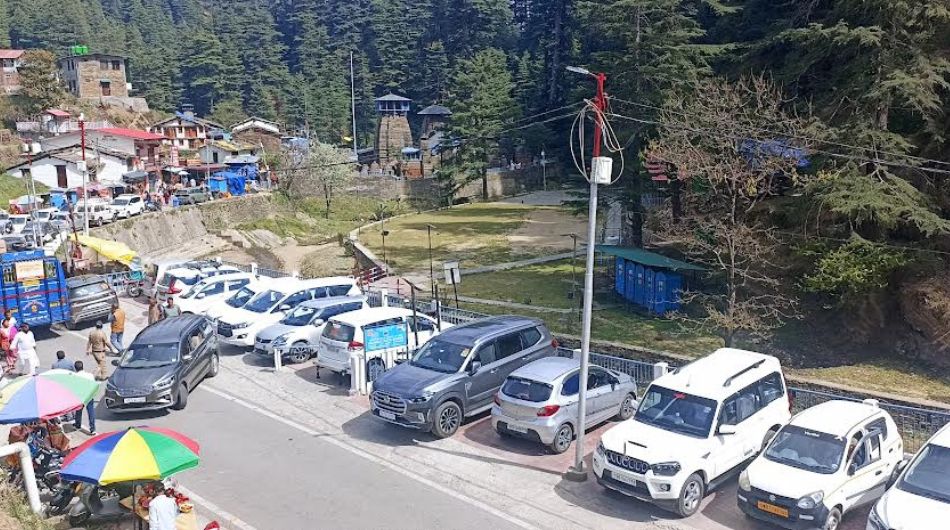 There are queues of vehicles of devotees in Jageshwar Dham even in off season