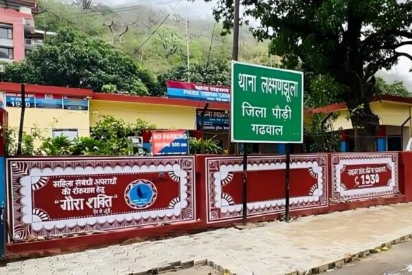 A constable attacked the inspector in Laxmanjhula police station Pauri