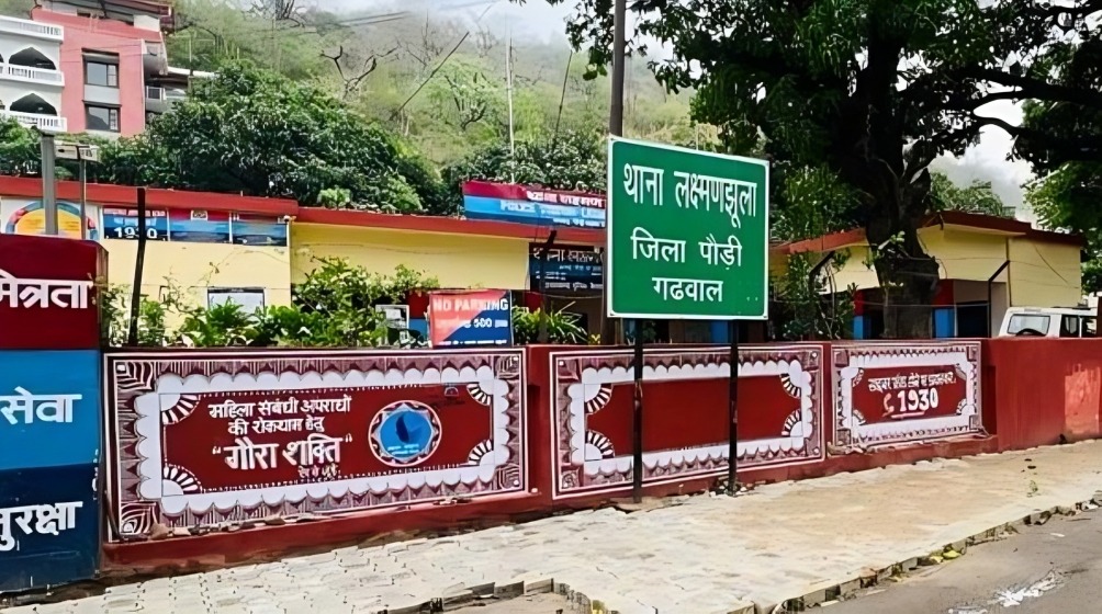 A constable attacked the inspector in Laxmanjhula police station Pauri