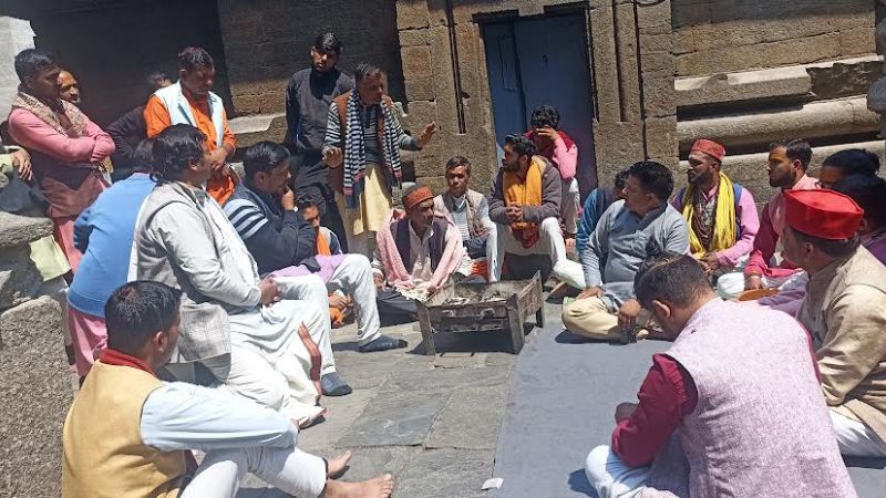 Angered by the suspension of the priest, the priests held a meeting in Jageshwar Dham