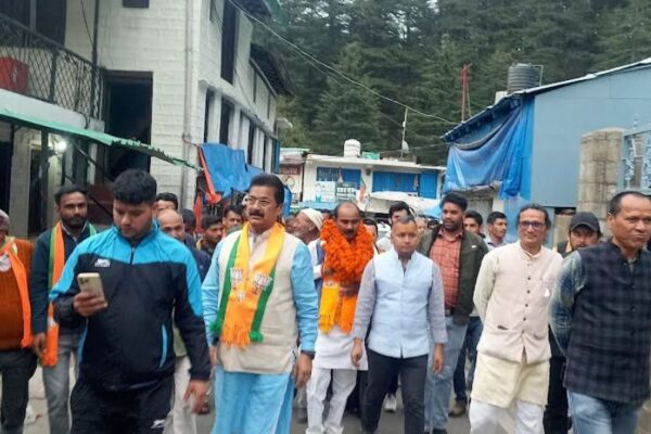ढोल-नगाड़ों के साथ भाजपा प्रत्याशी अजय टम्टा के समर्थन में निकाली रैली BJP workers took out a rally in Jageshwar in support of MP candidate Ajay Tamta