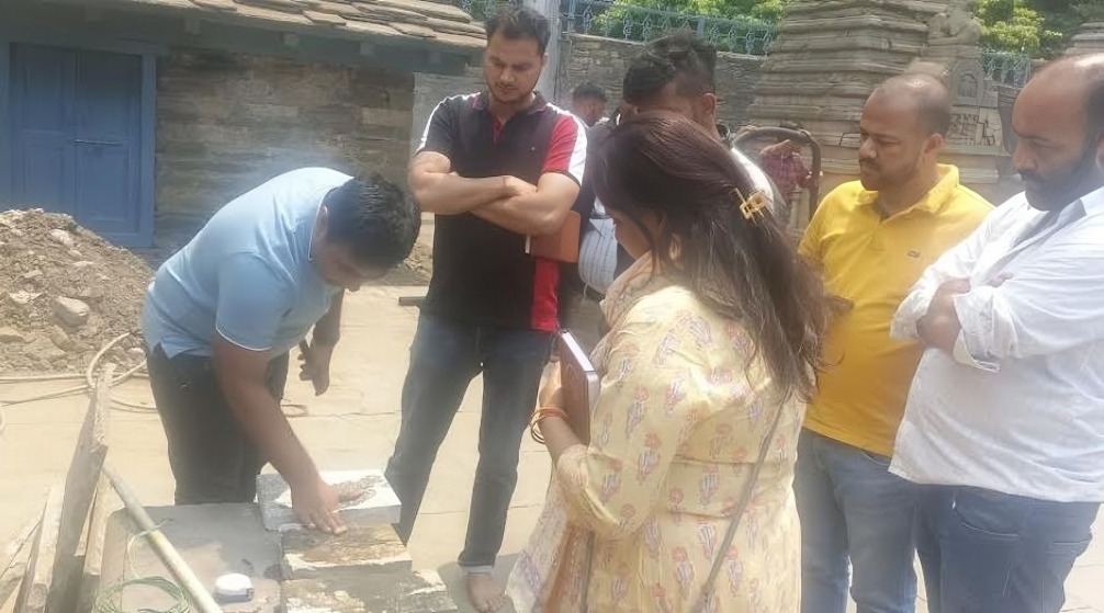 Consultancy officials giving information about the works of master plan in Jageshwar Dham