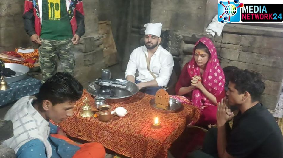 Film actress Sonia Bansal and Shiv Thackeray worshiped at Jageshwar Dham