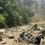 A rock broke and fell on the car on Gangotri Highway