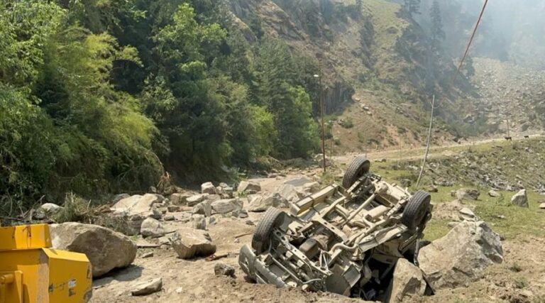 A rock broke and fell on the car on Gangotri Highway