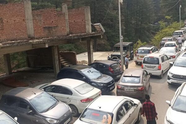 As soon as the tourist season starts in Jageshwar Dham, a situation of road jam has arisen