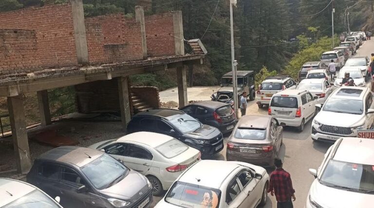 As soon as the tourist season starts in Jageshwar Dham, a situation of road jam has arisen