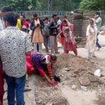 Devotees worshiping at Jageshwar Dham when Shivlinga appears from the earth