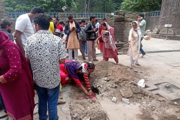 बड़ी खबर:जागेश्वर धाम में प्रगट हुए शिव, भक्तों की उमड़ी भीड़, देखें वीडियो Devotees worshiping at Jageshwar Dham when Shivlinga appears from the earth