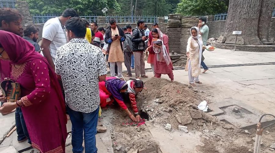 Devotees worshiping at Jageshwar Dham when Shivlinga appears from the earth