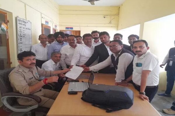 Kashipur Bar Association submitted a complaint to the police against Patwari on bribery charges