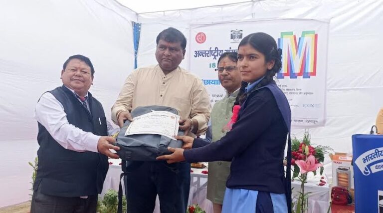 Officials awarding the top student in the painting competition organized on International Museum Day