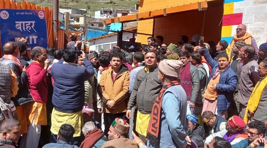 Panda community and local people protested against the changes in the arrangements in Badrinath Dham