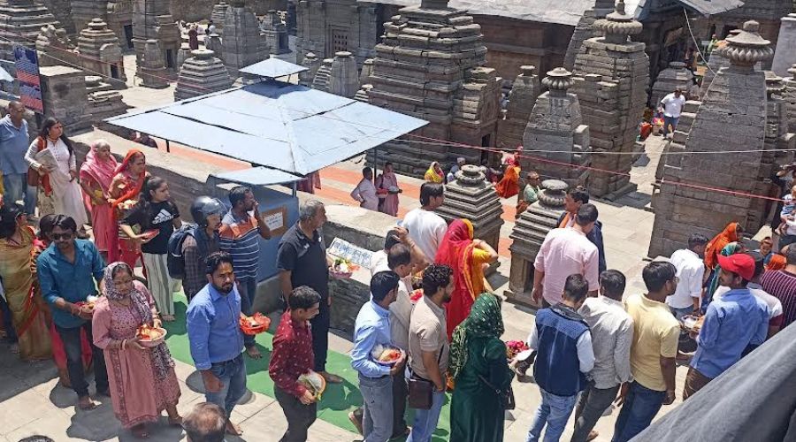 There was a continuous flow of devotees in Jageshwar Dham on Monday