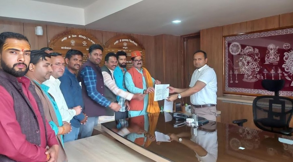 Traders and priests of Jageshwar Dham submitted a memorandum to DM regarding shuttle service