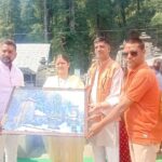 Memento given to CM Pushkar Singh Dhami's wife on reaching Jageshwar