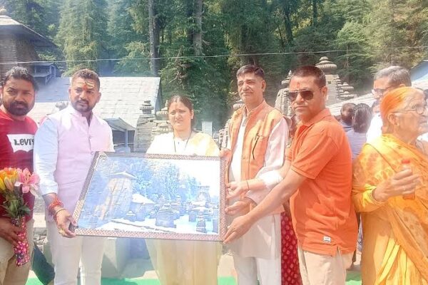 Memento given to CM Pushkar Singh Dhami's wife on reaching Jageshwar