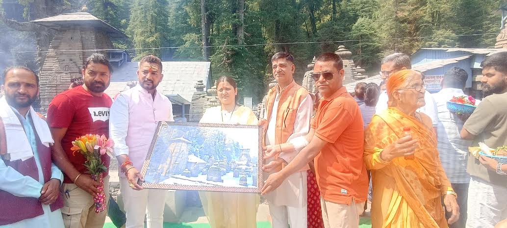 Memento given to CM Pushkar Singh Dhami's wife on reaching Jageshwar