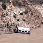 Trampo traveler vehicle stuck in Alaknanda