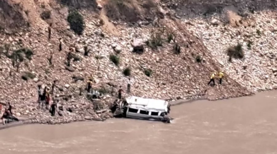 Trampo traveler vehicle stuck in Alaknanda