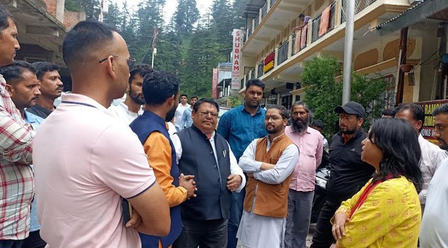 Traders told their problems to SDM who reached Jageshwar