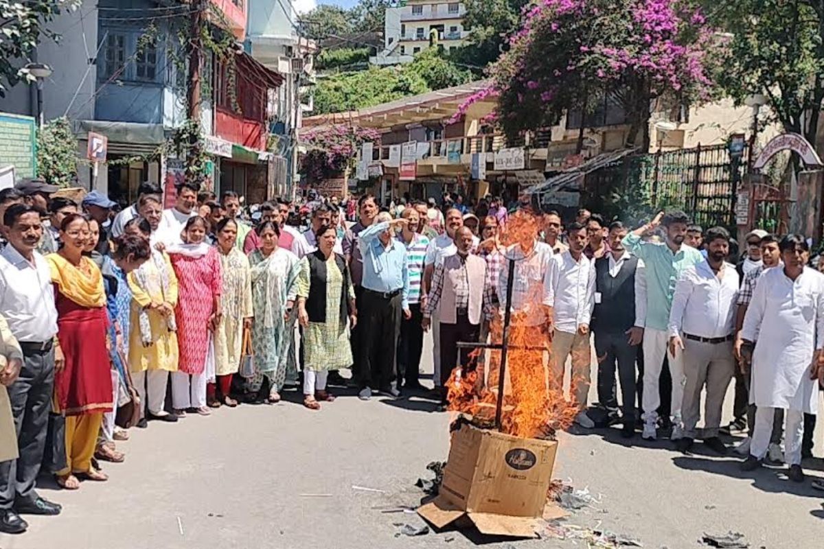 Congress protests against BJP in Uttarakhand over rape case