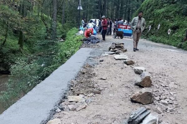 PWD has repaired the collapsed road in Jageshwar Dham