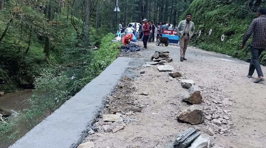 PWD has repaired the collapsed road in Jageshwar Dham