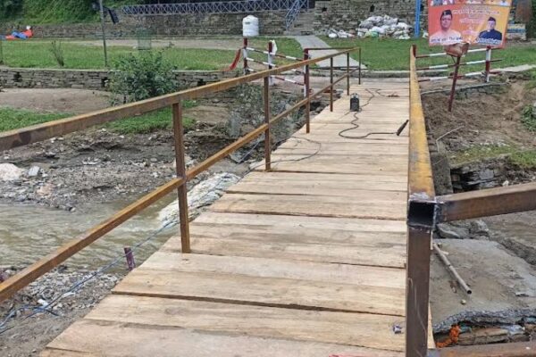 The administration has prepared a new bridge in Jageshwar Dham within 24 hours