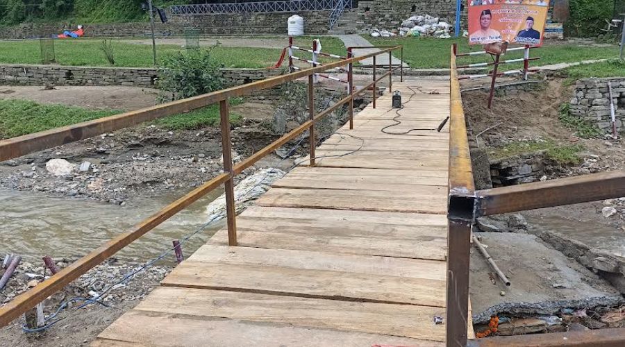 The administration has prepared a new bridge in Jageshwar Dham within 24 hours