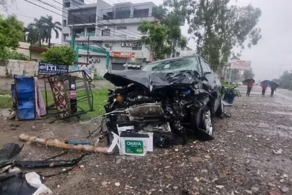 भीषण सड़क हादसे में गर्भवती सहित चार लोगों की मौत, तीन घायल The car was also destroyed in the accident in Rudrapur
