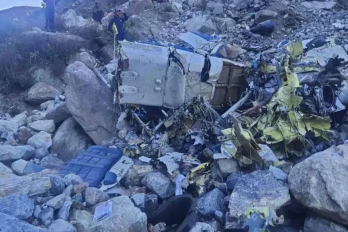 The helicopter being lifted by MI-17 fell into the river in Kedarnath