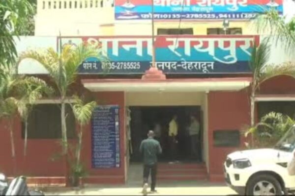 पैरवी करने थाने पहुंचे वकील को ही पुलिस ने हवालात में कर दिया बंद Advocate locked up in Dehradun
