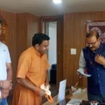 Priests also presented Jageshwar Mahatmya booklet to DM Alok Pandey