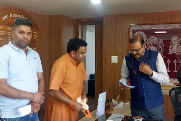 Priests also presented Jageshwar Mahatmya booklet to DM Alok Pandey