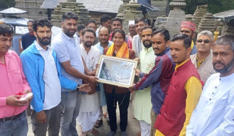Priests gave grand welcome to the administrator in Jageshwar Temple Committee