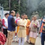 The District Magistrate was welcomed by the temple committee on reaching Jageshwar