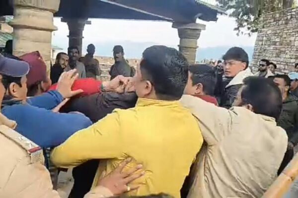 There was a fight between BJP and Congress leaders during Almora Municipal Corporation elections