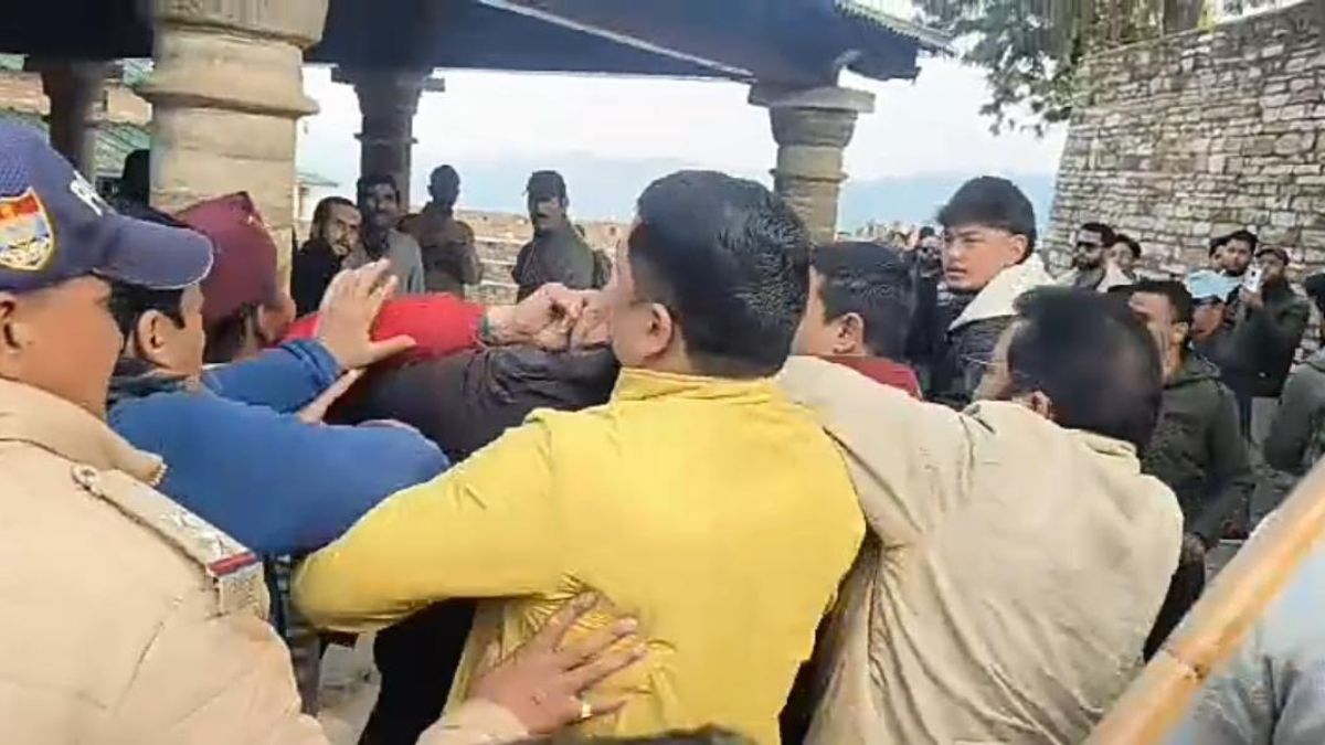 There was a fight between BJP and Congress leaders during Almora Municipal Corporation elections