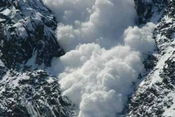 उत्तराखंड में ग्लेशियर टूटने से आया एवलांच, 57 मजदूर बर्फ में दबे, एयरफोर्स बुलाई 57 laborers buried under snow due to avalanche in Uttarakhand