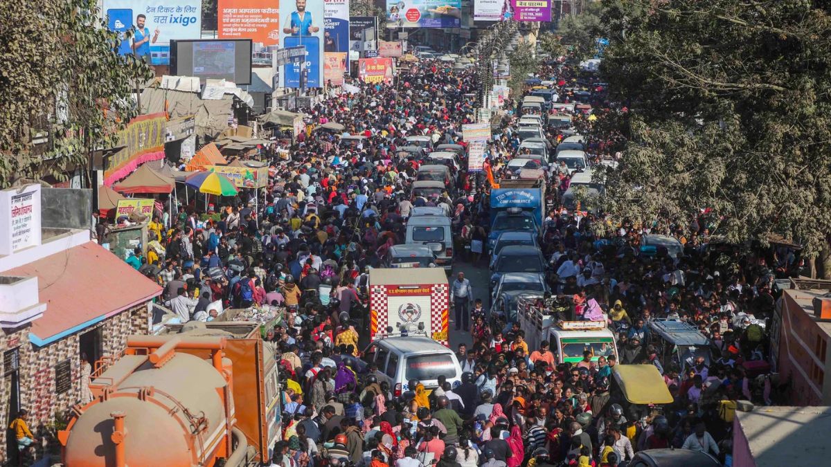 Due to Mahakumbh, there is a 300 km long traffic jam from MP to Prayagraj