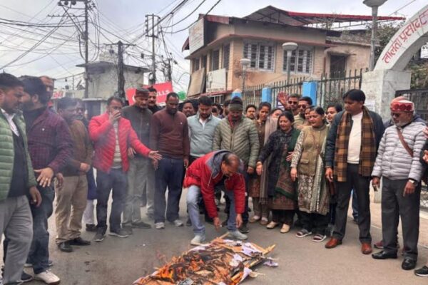 Effigy of Finance Minister Premchand Aggarwal was burnt in Almora