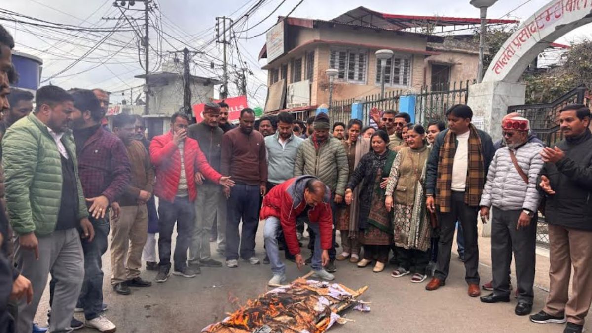 Effigy of Finance Minister Premchand Aggarwal was burnt in Almora