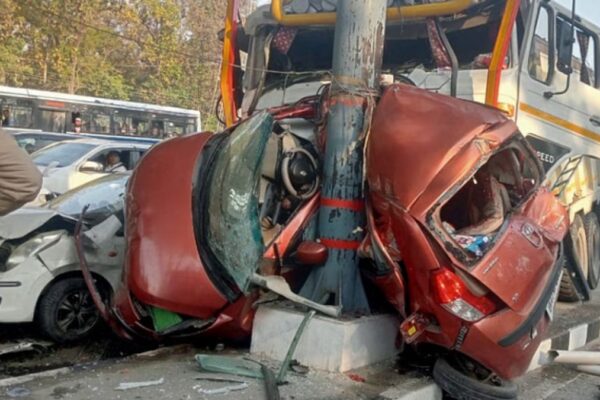 देहरादून में बड़ा हादसा, बेकाबू डंपर ने कई गाड़ियां रौंदी, दो की मौत A major road accident has happened in Dehradun today