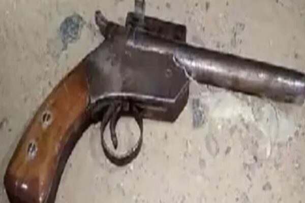Uttarakhand News:11वीं का छात्र तमंचा लेकर परीक्षा देने पहुंचा स्कूल और फिर… Class 11 student arrived to take exam with a gun
