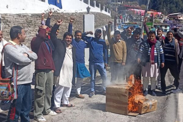 जागेश्वर धाम में लाचार बिजली व्यवस्था के खिलाफ मुखर हुए लोग, यूपीसीएल का पुतला फूंका People of Jageshwar Dham protested against the electricity department