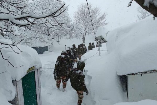 Snowfall and rain have increased the troubles in Uttarakhand