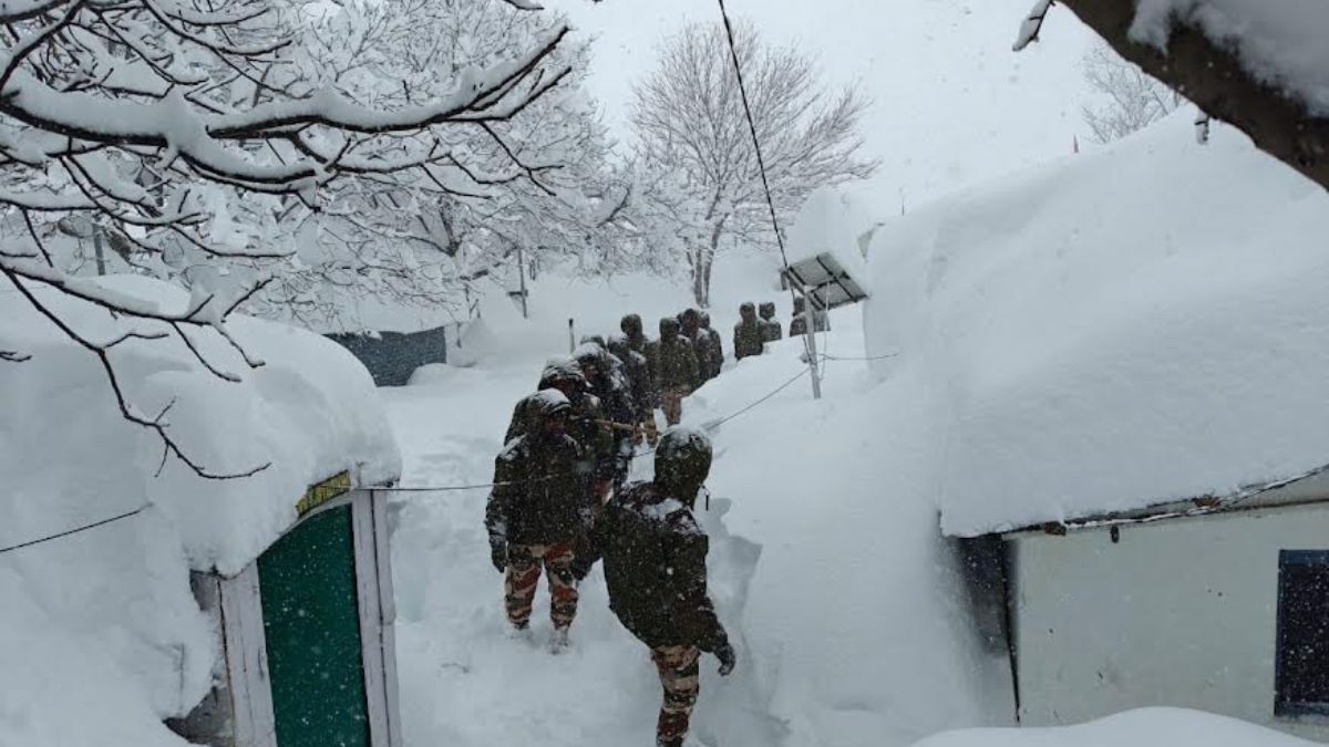 Snowfall and rain have increased the troubles in Uttarakhand